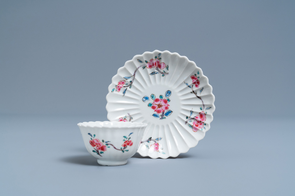 Une tasse et soucoupe de forme lob&eacute;e en porcelaine de Chine famille rose, Yongzheng